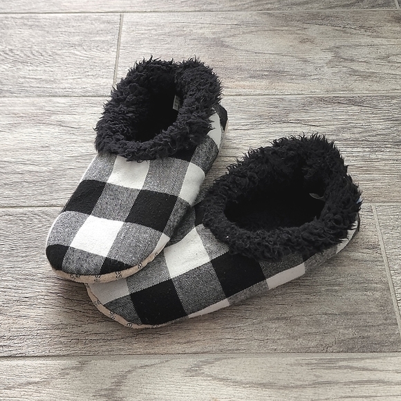 Snoozies! Slippers checker board pattern - Picture 1 of 4